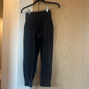 Lululemon - Black Capris